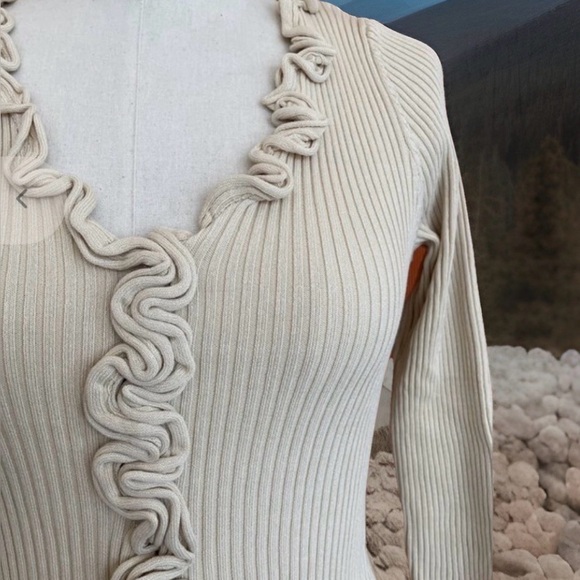 Find Me Now NWT Charlie Ruffled Cream Ribbed Sweater - Picture 4 of 8